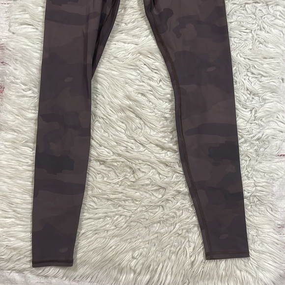 ALO Yoga High-Waist Vapor Leggings in Coco Camo - Picture 8 of 11